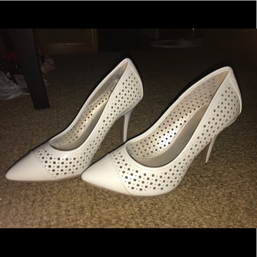 White size 6 pumps